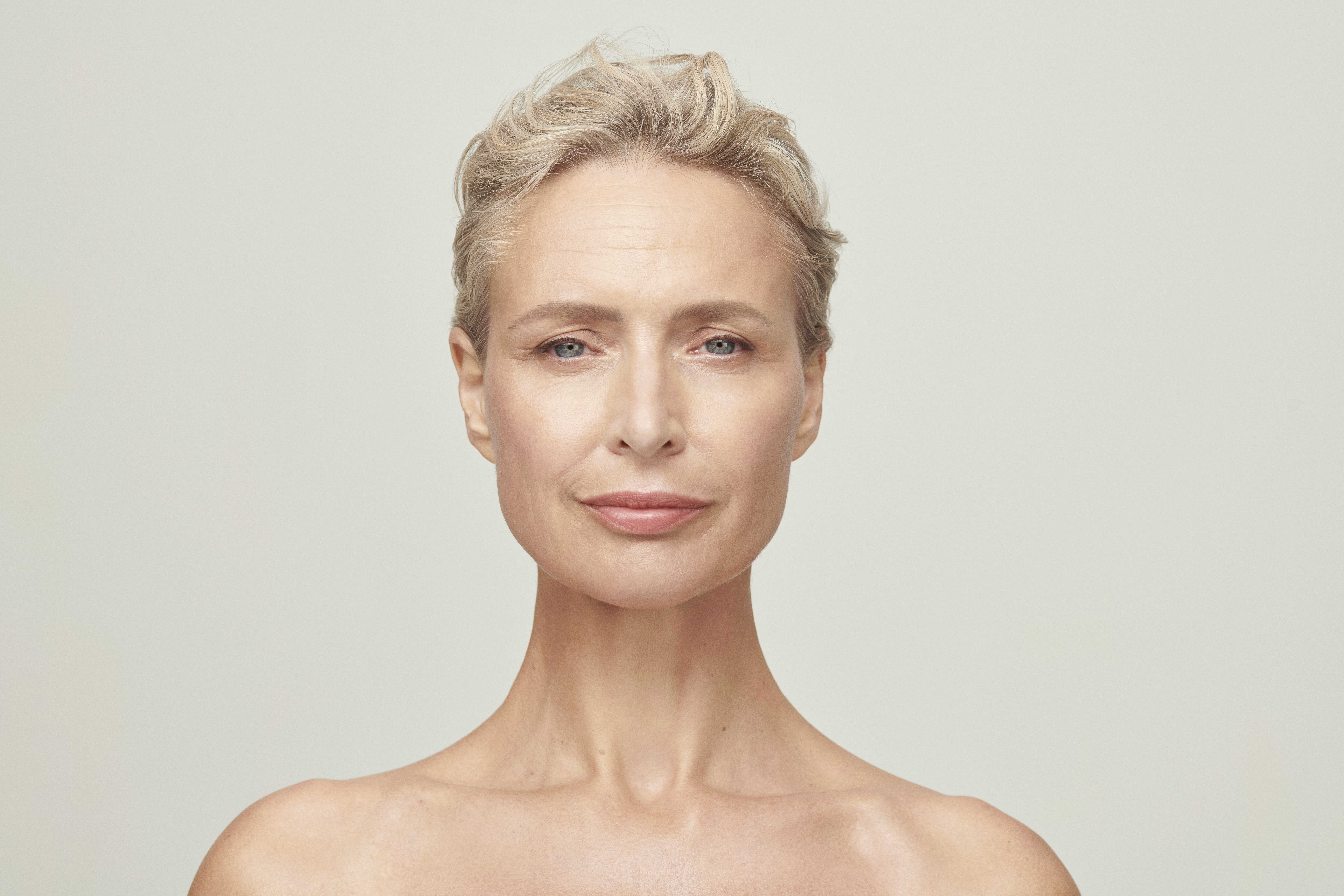 trois visages de femmes d'âges et d'orignes différents
